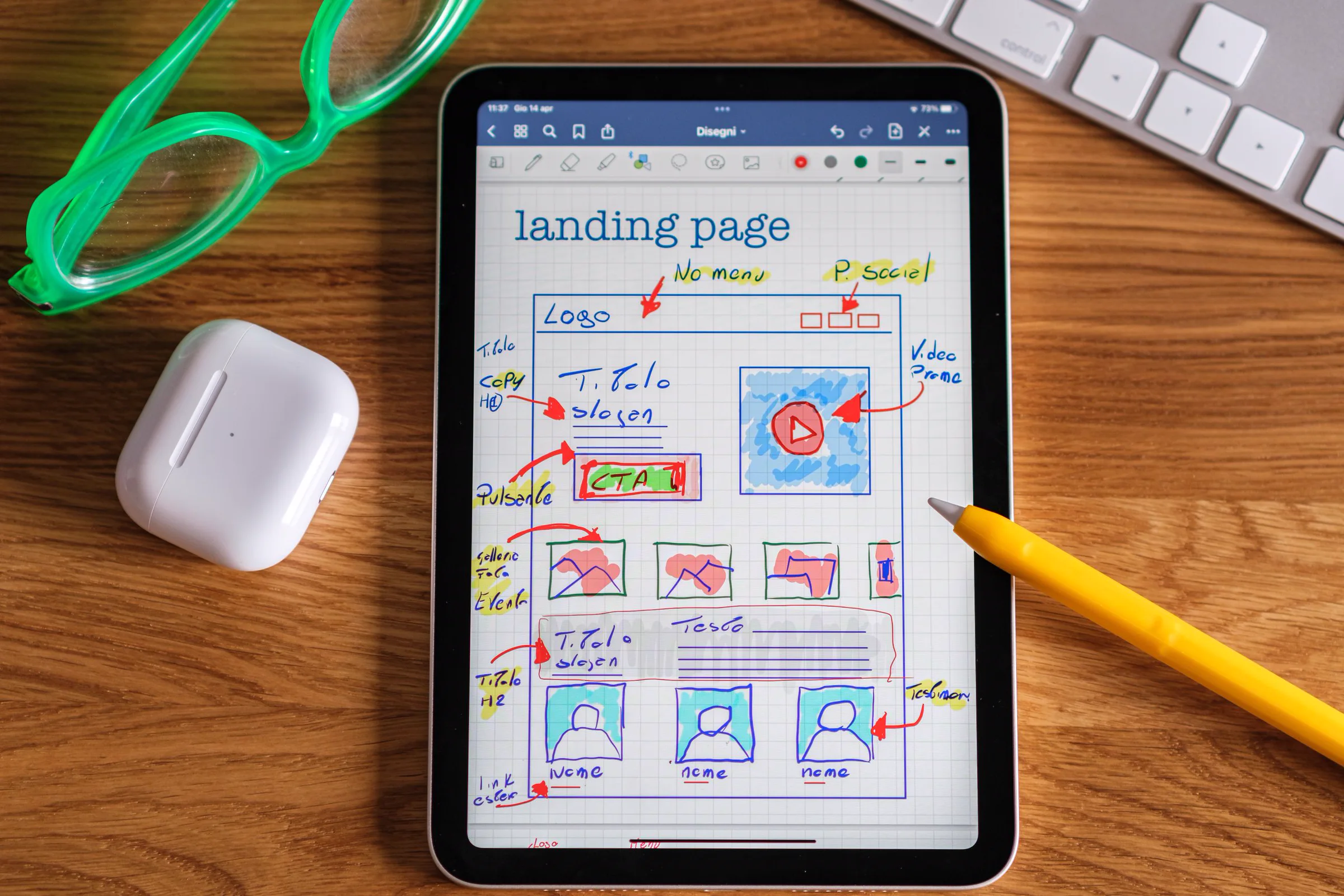Tableta con el boceto a mano de una página web